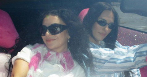 Charli XCX ездит на розовом кабриолете в клипе на саундтрек к «Барби»