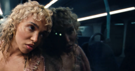 FKA Twigs едет на ночном автобусе в новом клипе «thank you song»