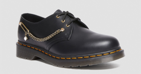 Dr. Martens выпустил ботинки с кристаллами Swarovski