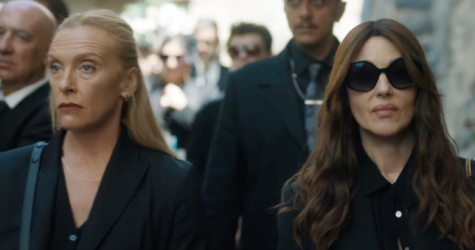 Тони Коллетт и Моника Беллуччи приходят на похороны мафиози в трейлере «Мафия Мамма»