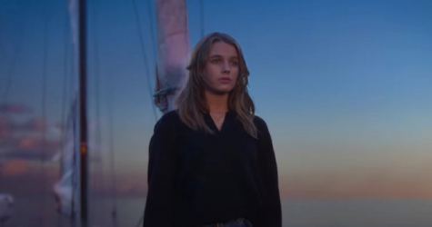 Netflix показал трейлер байопика о юной мореплавательнице Джессике Уотсон «Настоящий дух»