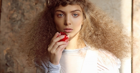 Девушка с гранатами в съемке Nino Babukhadia