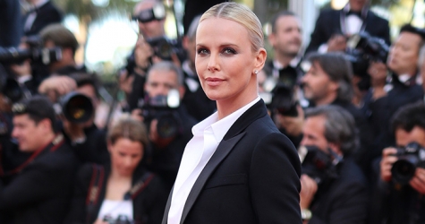 Шарлиз Терон, Шон Пенн и Милла Йовович на красной ковровой дорожке фильма \"Последнее лицо\" в Каннах