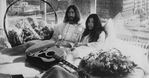 По книге Джона Леннона поставят спектакль