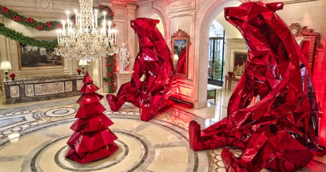 Лесные звери в рождественских декорациях Four Seasons Hotel George V