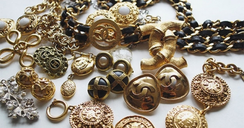 500 винтажных украшений Chanel выставлены на торги