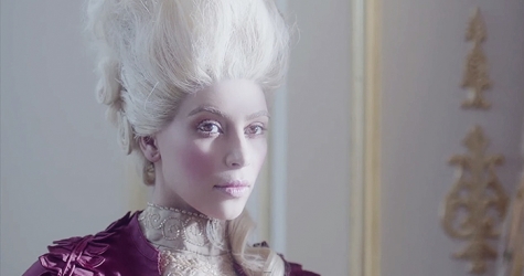 Пока она спала: Ким Кардашьян в ролях Марии-Антуанетты и Одри Хепберн