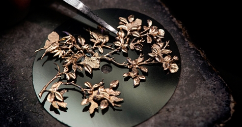 Как появляются на свет часы Chanel Mademoiselle Privé Coromandel or sculpté