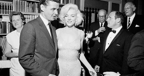 Платье Мэрилин Монро со дня рождения Кеннеди продали на аукционе за $ 4,8 млн