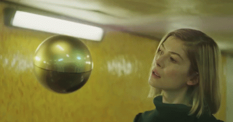 Розамунд Пайк в клипе Massive Attack на композицию Voodoo In My Blood