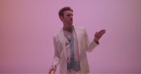 Финнеас О'Коннелл станцевал в клипе на песню «Naked»