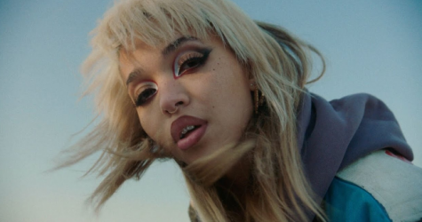 FKA Twigs едет на мотоцикле в клипе на трек «Honda»