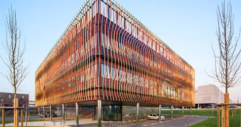 Волнообразный фасад здания от Périphériques architects