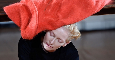 Тильда Суинтон выпустит книгу о себе и перформансах Оливье Сайяра