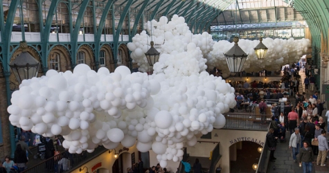 В Ковент-Гардене облачно: инсталляция из 100 000 шариков