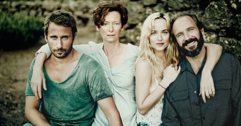 Тильда Суинтон и Дакота Джонсон в трейлере фильма \"Большой всплеск\"