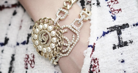 Украшения Chanel — от эклектики Габриэль до экспериментов Лагерфельда и комплиментов от Виар
