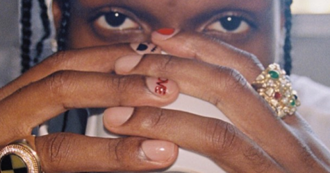 Дерзкие надписи и языки пламени: какой нейл-арт носят рэперы