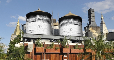 Джефф Кунс и Джон Балдессари расписали водяные баки в Нью-Йорке