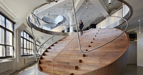 \"Лестница-монета\" в офисе рекламного агентства Wieden+Kennedy