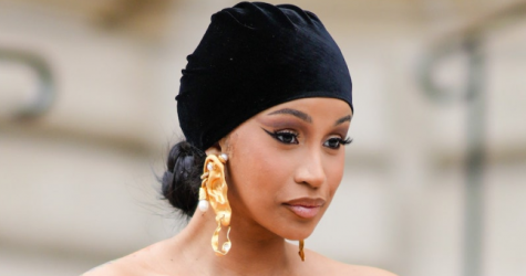 Микрофон, который Cardi B кинула в зрителя, продадут на аукционе
