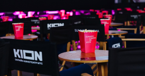 Летний кинотеатр во дворе бара «Стрелка» закрыл сезон