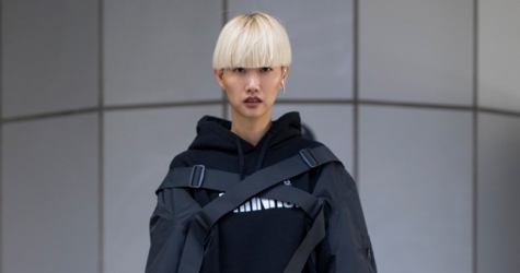 Береты и tie-dye: что носят на Неделе моды в Токио