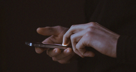 Apple и Google могут обязать хранить данные пользователей своих смартфонов в России