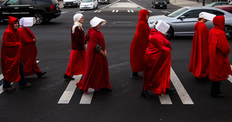 Благословен плод: как красная роба из «Рассказа служанки» стала символом протеста