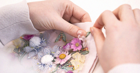 Живые цветы и фата в виде росы: как создавалась коллекция Chanel Haute Couture