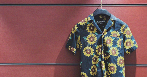 Мужской показ: сандалии, рубашка с коротким рукавом и обложка на паспорт