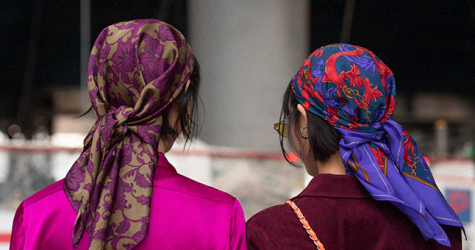 Тенденция стритстайла: шёлковый платок