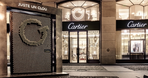 Напротив бутика Cartier на Петровке установили огромный гвоздь