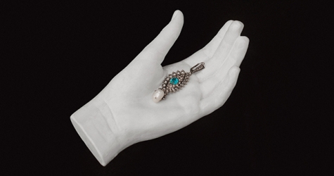 Серьга Alexander McQueen — выбор Buro 24/7