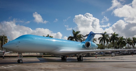 Маскировка: Snarkitecture покрасил самолет в цвет неба