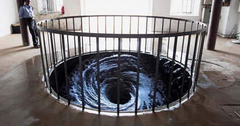 Новая работа Аниша Капура на индийском биеннале