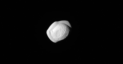 Спутник Сатурна похож на пельмень