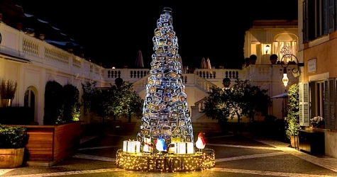 Елка из 350 сумок Fendi Baguette во дворе римского Hotel de Russie