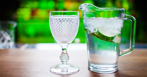 Какую воду мы пьем в ресторанах и почему она стоит так дорого?