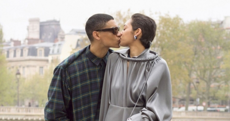 Модели целуются на парижских улицах в новой кампании Balenciaga