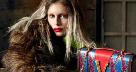Кайя Гербер позирует без бровей и в шубе в новой кампании Versace