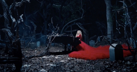 Аврил Лавин гуляет по ночному лесу в клипе на трек «I Fell In Love With The Devil»