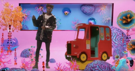 Музыканты Metronomy танцуют на зеленом фоне в клипе на трек «Walking in the Dark»