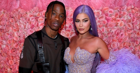 Трэвис Скотт усыпал дом Кайли Дженнер лепестками роз в честь ее дня рождения