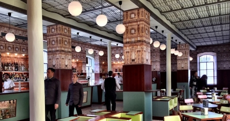 Уэс Андерсон оформил бар в пространстве фонда Prada