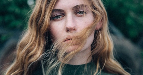 Луна выпустила новую песню «За край»