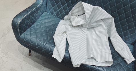 Мужской показ: легкая куртка, спортивные брюки и бутылка для воды