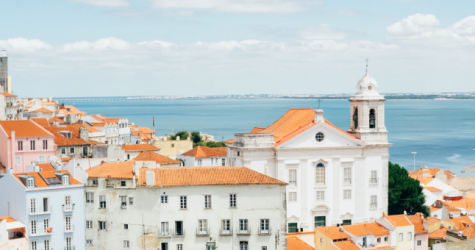 Власти Португалии отменили коронавирусные ограничения на въезд для туристов