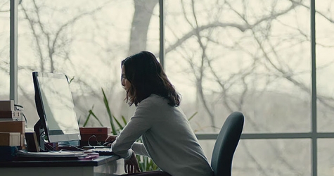 Рэйчел Вайс в трейлере мистического триллера \"Бегущая от реальности\"