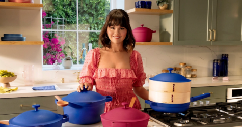 Селена Гомес выпустила коллекцию посуды в синем и розовом цветах